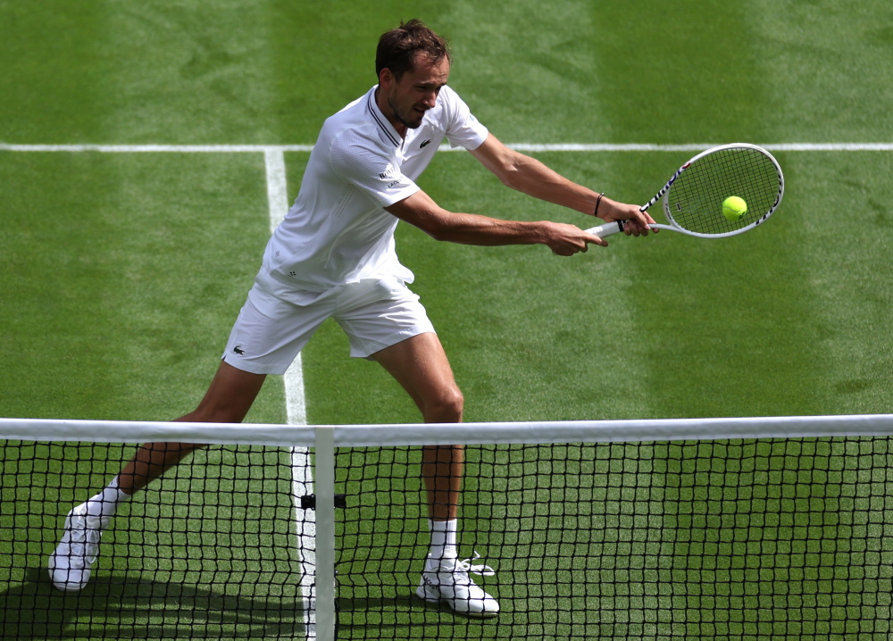 包含日本网球队鏖战英国网球队，梅德韦杰夫打破历史纪录的词条