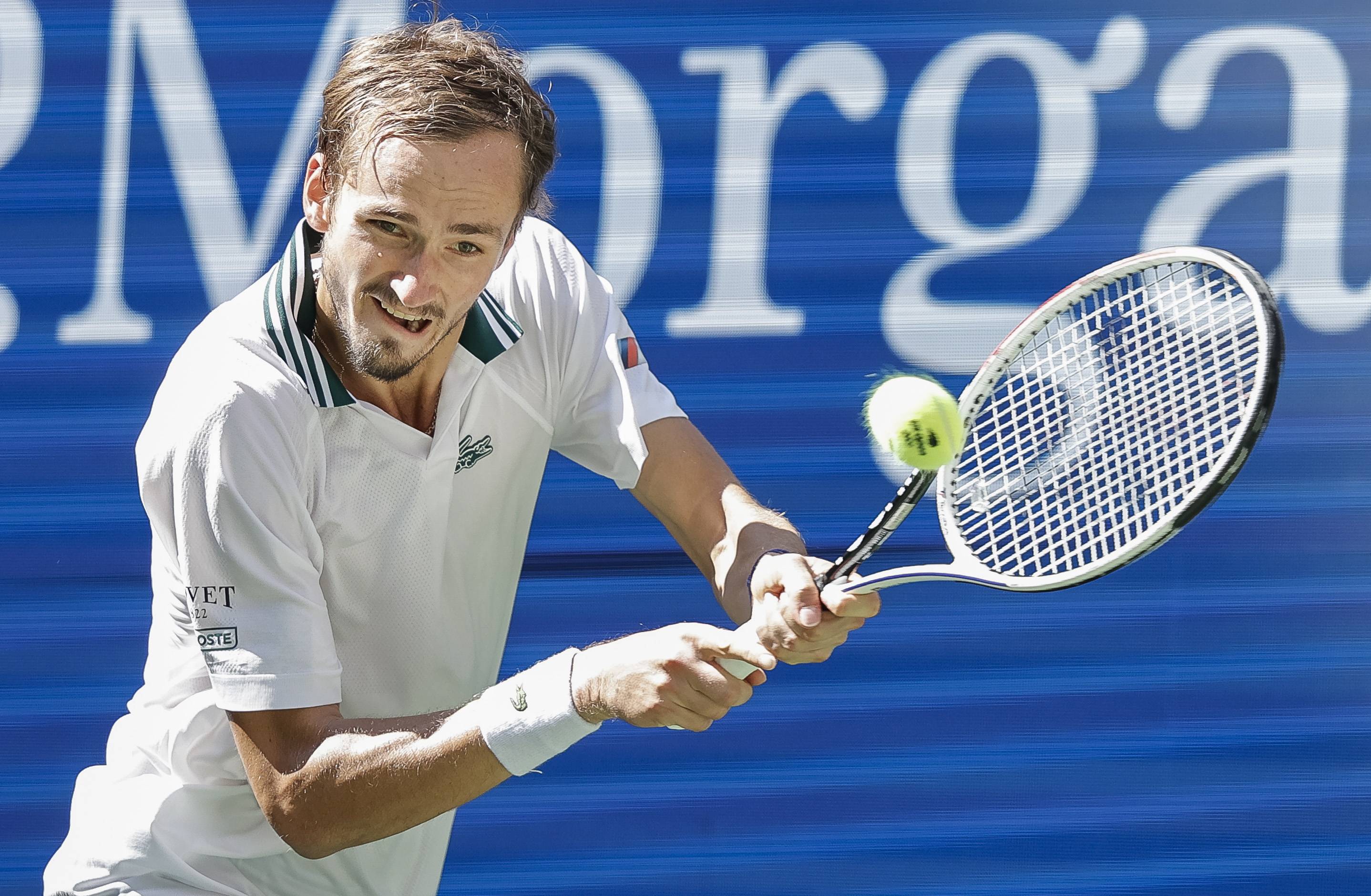 包含日本网球队鏖战英国网球队，梅德韦杰夫打破历史纪录的词条