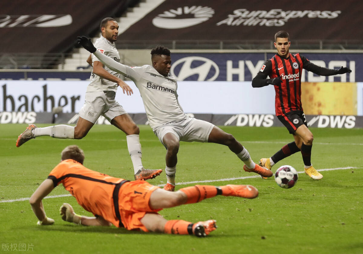 包含日本鏖战勒沃库森，奥亚尔萨瓦尔统治全场的词条