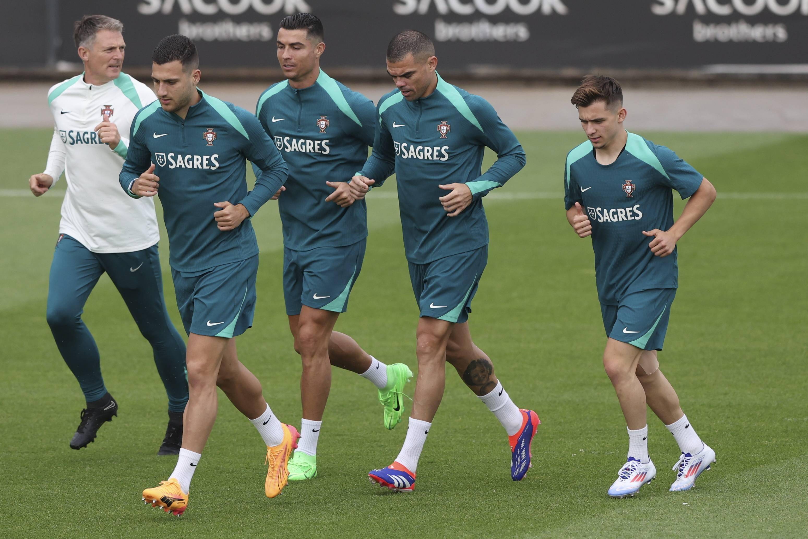 包含葡萄牙队:备战欧洲杯资格赛,全力以赴的词条 包含葡萄牙队:备战欧洲杯资格赛,全力以赴的词条