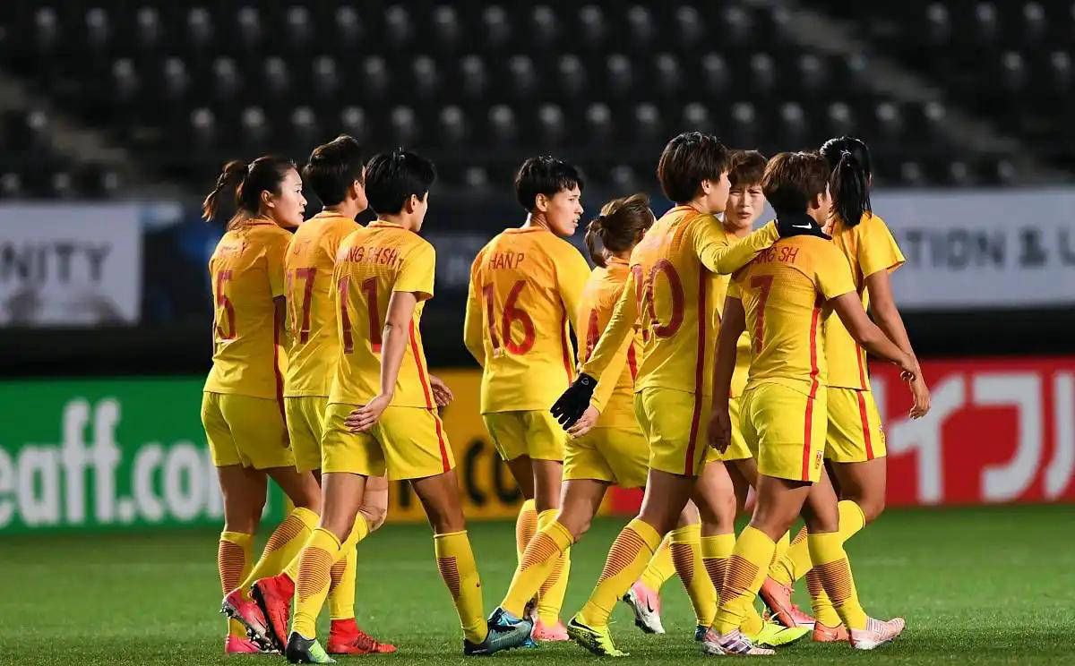 包含足球场上的较量：中国女足大战韩国队的词条