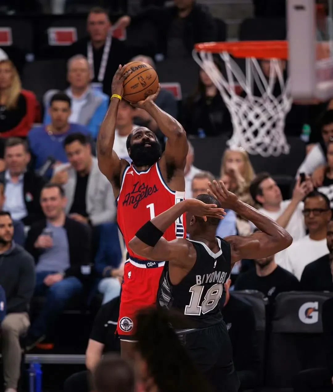 快船绝地反击雷霆,詹姆斯送出助攻 快船绝地反击雷霆,詹姆斯送出助攻