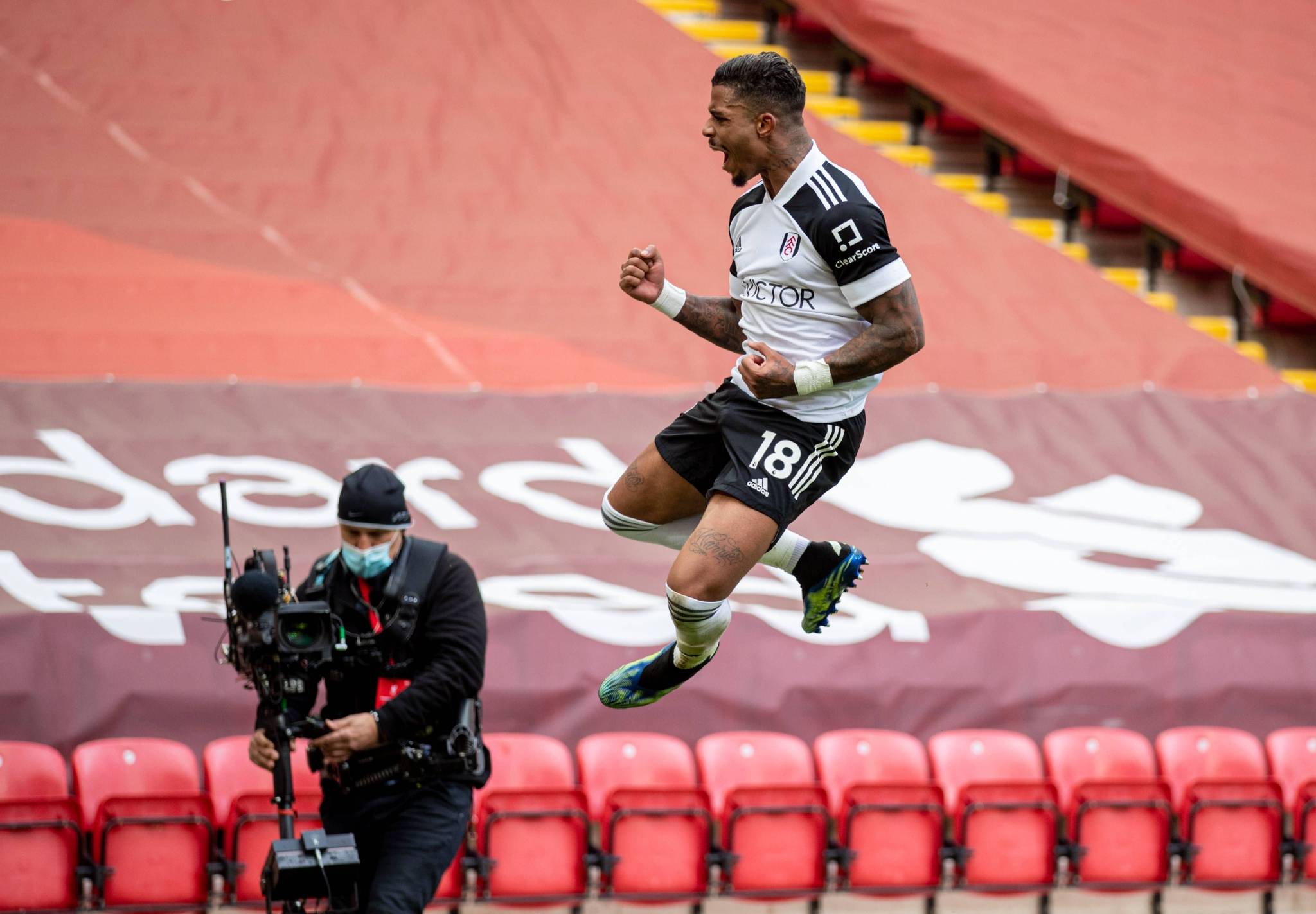 曼联在比赛中获胜,晋级下一轮 曼联在比赛中获胜,晋级下一轮