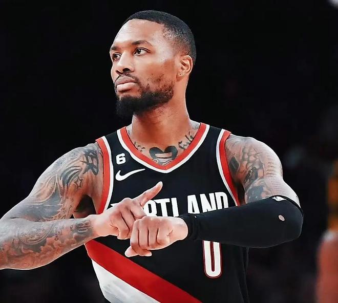 关于湖人B队力克立陶宛男篮，利拉德完成帽子戏法的信息