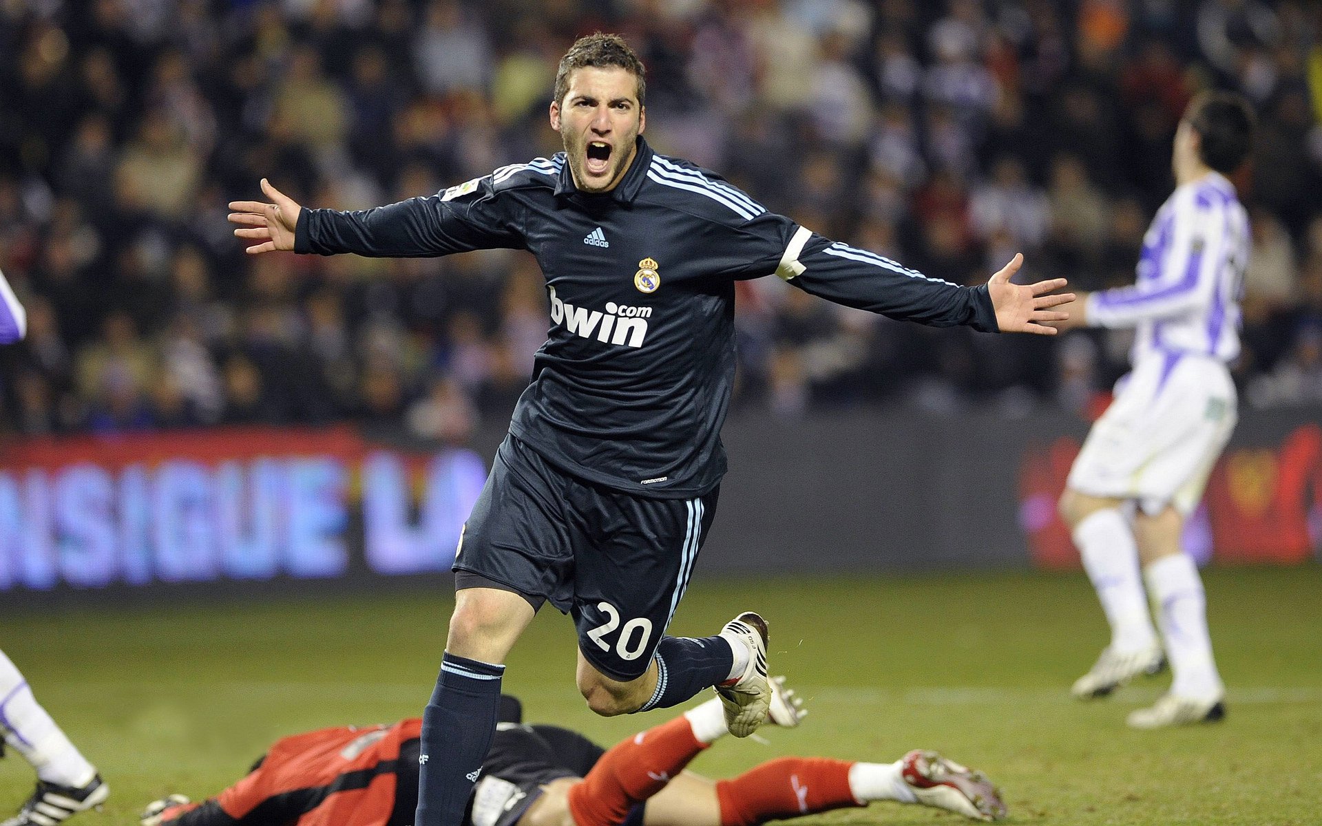 巴萨血拼巴西，福登关键进球定乾坤，一场定义时代的战术博弈